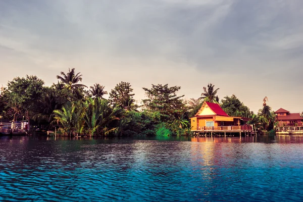 Nehir kırsal Tayland yukarıda Tepedeki Ev.