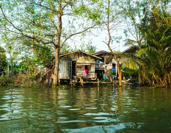 Stilt case sopra il fiume in Thailandia rurale . — Foto Stock