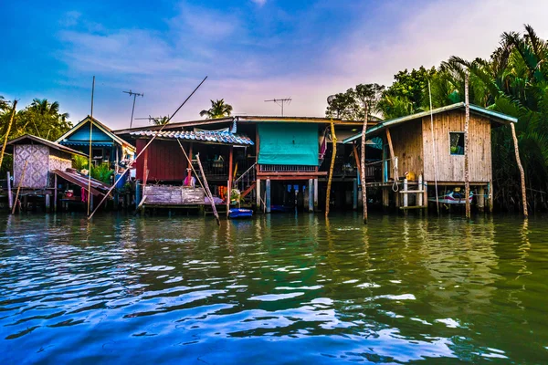 Stilt case sopra il fiume in Thailandia rurale . — Foto Stock