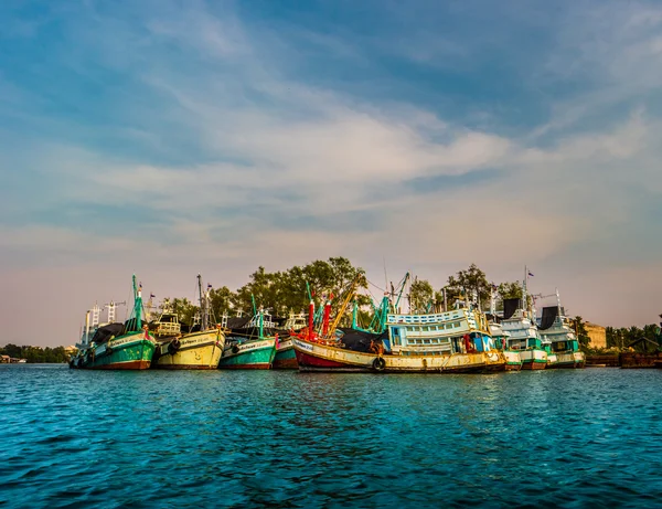 Grupo de barcos de pesca coloridos ao pôr do sol — Fotografia de Stock