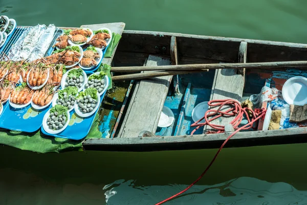 Comerciantes de barcos en un mercado flotante en Tailandia . — Foto de Stock