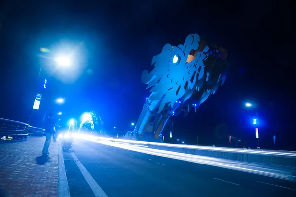 Puente del Dragón en la noche en Da Nang, Vietnam . —  Fotos de Stock