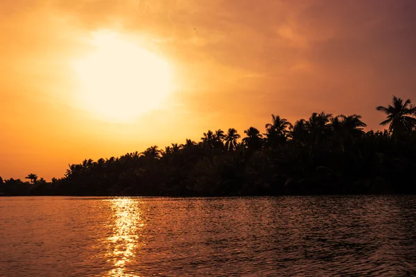 Sunset at a beach resort in the tropics. — Stock Photo, Image