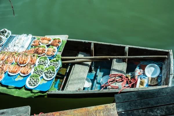 Barche trader in un mercato galleggiante in Thailandia . — Foto Stock