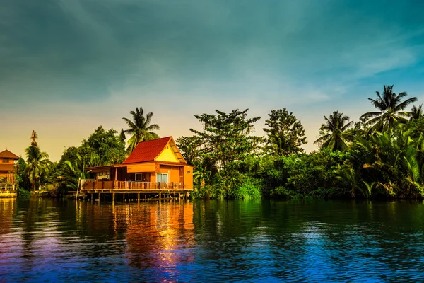 高跷在泰国农村条河上的房子. — 图库照片