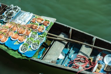 Tayland kayan bir pazarda tüccarlar tekneler.