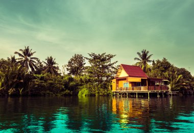 Nehir kırsal Tayland yukarıda Tepedeki Ev.