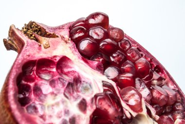 Beyaz üzerine izole edilmiş nar.