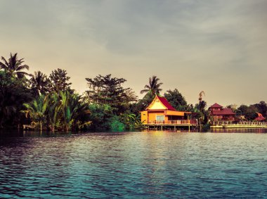Nehir kırsal Tayland yukarıda Tepedeki Ev.