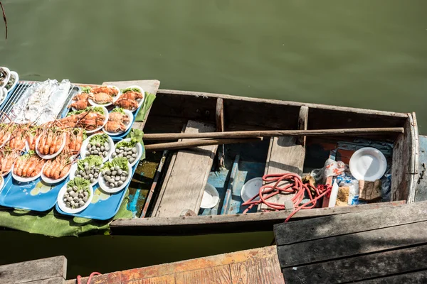 Comerciantes barcos em um mercado flutuante na Tailândia . — Fotografia de Stock