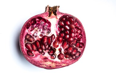 Beyaz üzerine izole edilmiş nar.