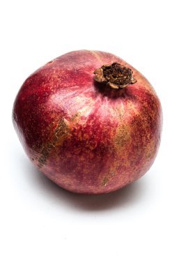Beyaz üzerine izole edilmiş nar.