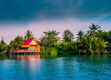 Nehir kırsal Tayland yukarıda Tepedeki Ev.