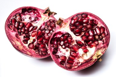 Beyaz üzerine izole edilmiş nar.