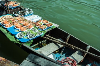 Tayland kayan bir pazarda tüccarlar tekneler.