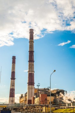 Kömür fosil yakıt enerji santrali bacalardan ile