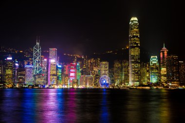 Hong Kong Adası ile gece ışıklı scyscrapes