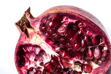 Beyaz üzerine izole edilmiş nar.