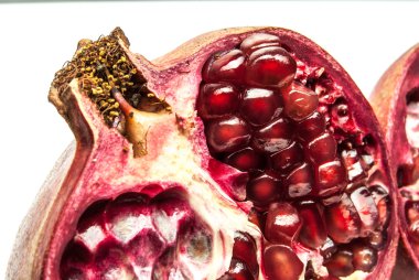 Beyaz üzerine izole edilmiş nar.