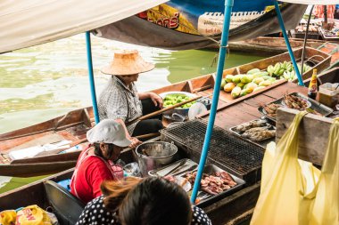 Tayland kayan bir pazarda tüccarlar tekneler.