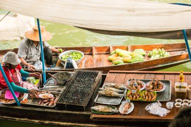 Tayland kayan bir pazarda tüccarlar tekneler.