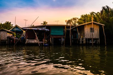 Nehir kırsal Tayland yukarıda Tepedeki Ev.
