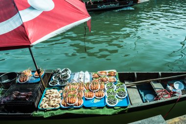 Tayland kayan bir pazarda tüccarlar tekneler.