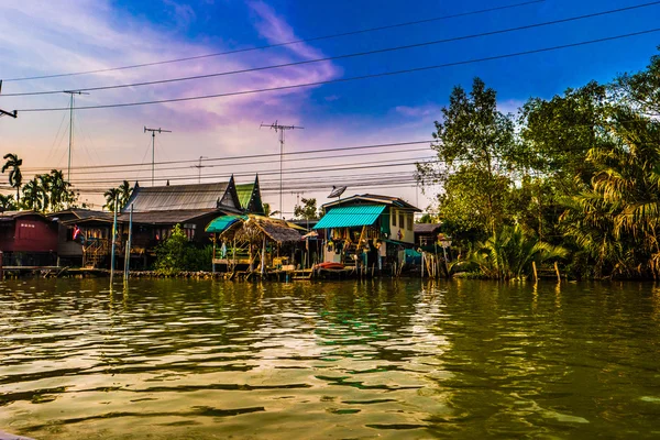 Stilt huizen boven de rivier in landelijke Thailand. — Stockfoto