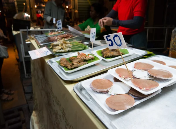 Fischmarkt in der Nähe von Bangkok, in Thailand — Stockfoto