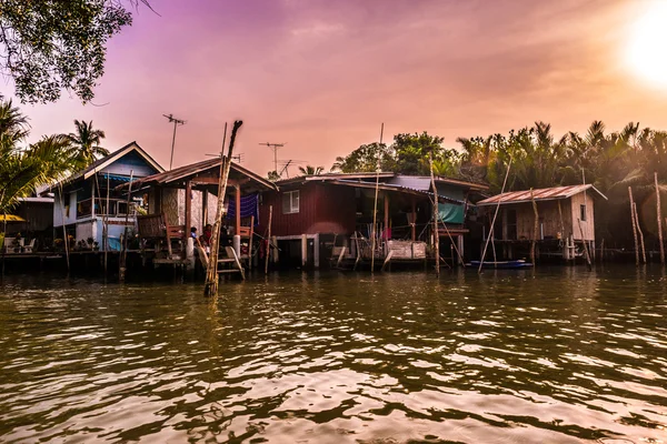 Stilt case sopra il fiume in Thailandia rurale . — Foto Stock