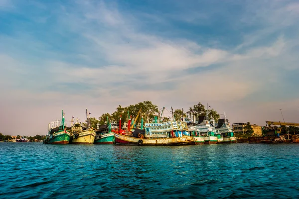 Grupo de barcos de pesca coloridos ao pôr do sol — Fotografia de Stock