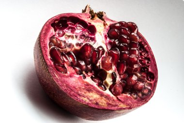 Beyaz üzerine izole edilmiş nar.