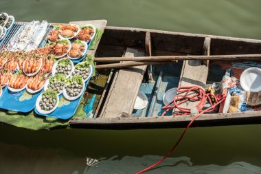 Tayland kayan bir pazarda tüccarlar tekneler.