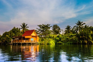 Nehir kırsal Tayland yukarıda Tepedeki Ev.