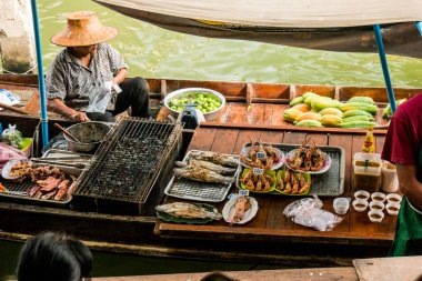 Tayland kayan bir pazarda tüccarlar tekneler.