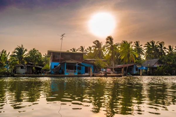 Stilt case sopra il fiume in Thailandia rurale . — Foto Stock