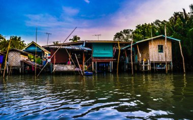 Nehir kırsal Tayland yukarıda Tepedeki Ev.