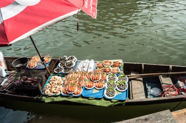 Tayland kayan bir pazarda tüccarlar tekneler.