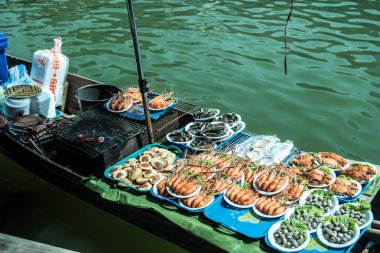 Tayland kayan bir pazarda tüccarlar tekneler.