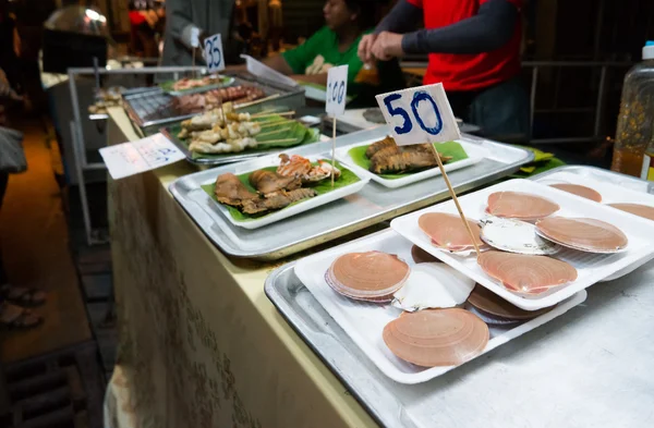 Vismarkt in de buurt van Bangkok, in Thailand — Stockfoto