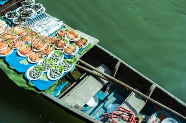 Tayland kayan bir pazarda tüccarlar tekneler.