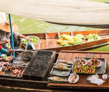 Tayland kayan bir pazarda tüccarlar tekneler.