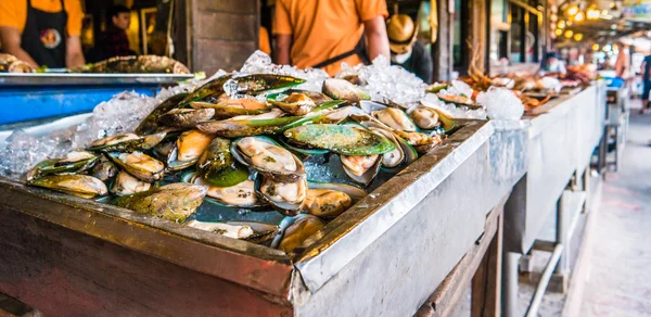Mercato del pesce vicino a Bangkok, in Thailandia — Foto Stock