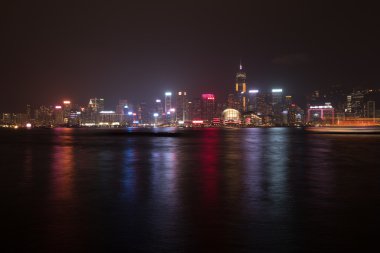 Hong Kong Adası ile gece ışıklı scyscrapes