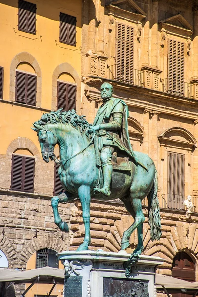 Конная статуя Козимо Медичи во Флоренции — стоковое фото