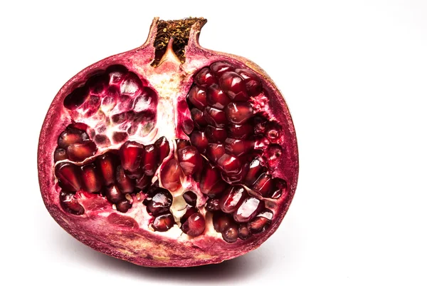 Beyaz üzerine izole edilmiş nar.