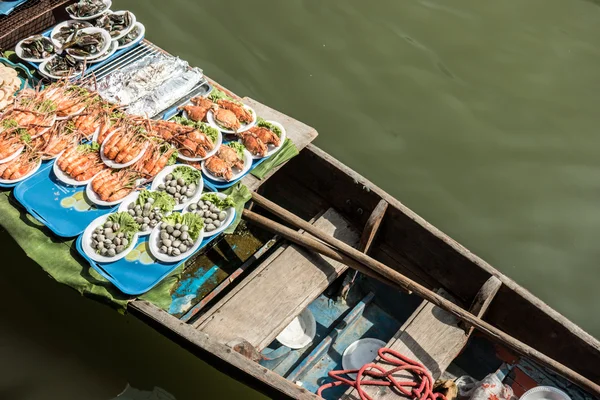 Comerciantes barcos em um mercado flutuante na Tailândia . — Fotografia de Stock