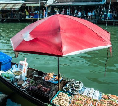 Tayland kayan bir pazarda tüccarlar tekneler.