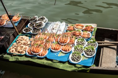 Tayland kayan bir pazarda tüccarlar tekneler.