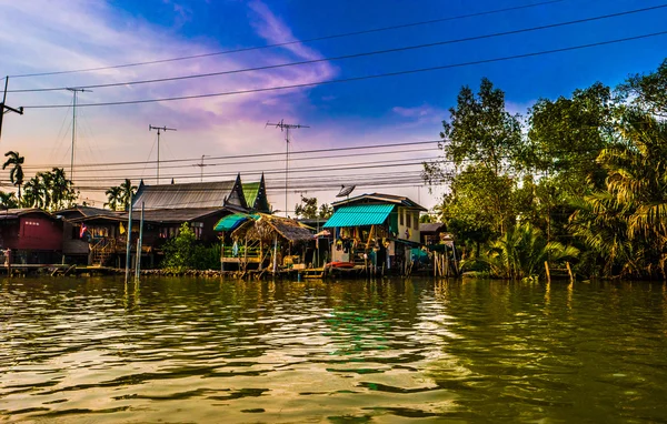 Maisons inclinées au-dessus de la rivière en Thaïlande rurale . — Photo